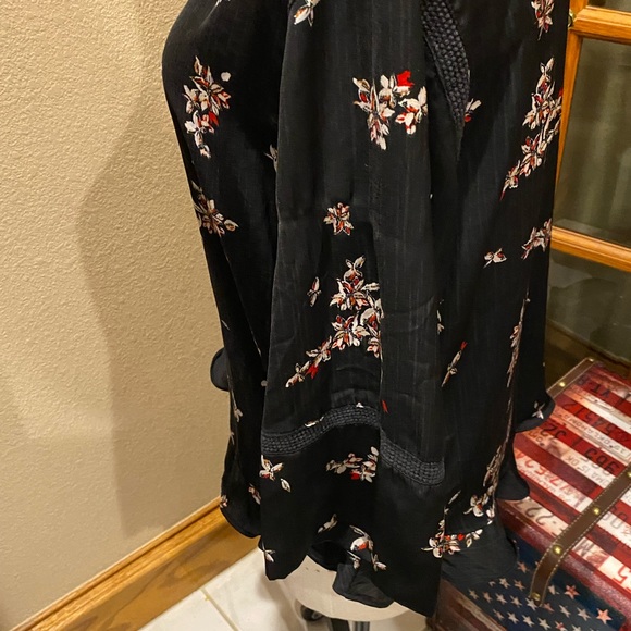 Black blouse with red floral accent size L by Apt 9 - Picture 7 of 9